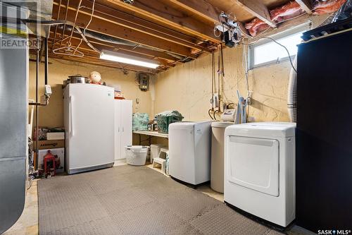 15 Le Jeune Place, Regina, SK - Indoor Photo Showing Laundry Room