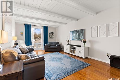 15 Le Jeune Place, Regina, SK - Indoor Photo Showing Living Room