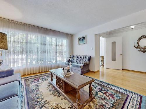 6 Kelvinway Dr, Toronto, ON - Indoor Photo Showing Living Room