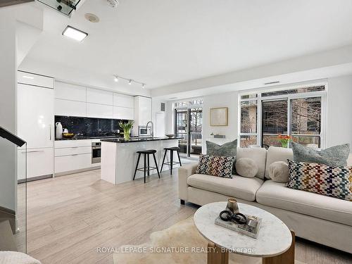 103-110 Marine Parade Dr, Toronto, ON - Indoor Photo Showing Living Room