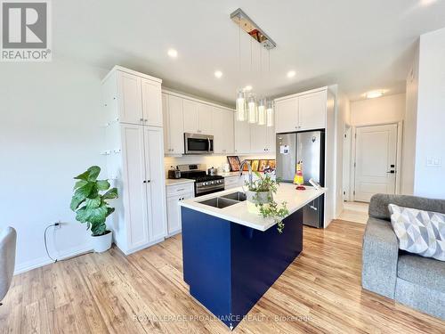 126 Centre Street, Belleville, ON - Indoor Photo Showing Kitchen With Double Sink With Upgraded Kitchen