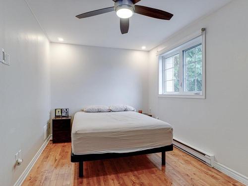 Master bedroom - 1005 Rue Meunier, Longueuil (Saint-Hubert), QC - Indoor Photo Showing Bedroom