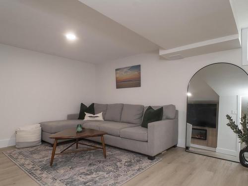 177 Rupert Street, Thunder Bay, ON - Indoor Photo Showing Living Room