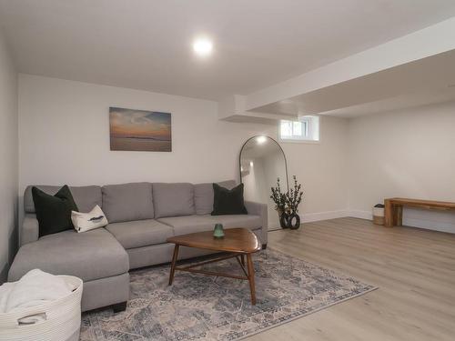 177 Rupert Street, Thunder Bay, ON - Indoor Photo Showing Living Room