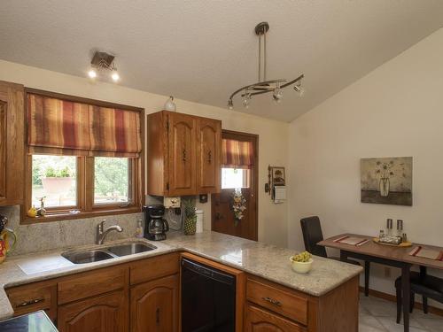 1820 Riverdale Road, Thunder Bay, ON - Indoor Photo Showing Kitchen With Double Sink