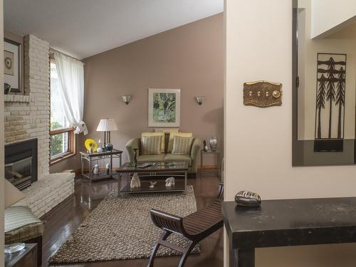 1820 Riverdale Road, Thunder Bay, ON - Indoor Photo Showing Living Room With Fireplace