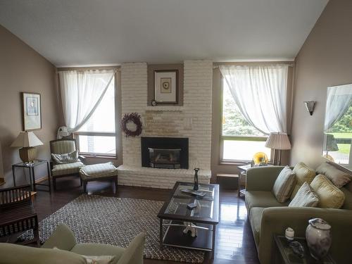 1820 Riverdale Road, Thunder Bay, ON - Indoor Photo Showing Living Room With Fireplace