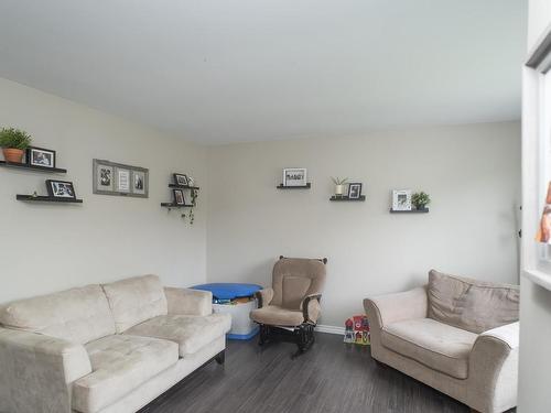 162-164 Brent Street, Thunder Bay, ON - Indoor Photo Showing Living Room