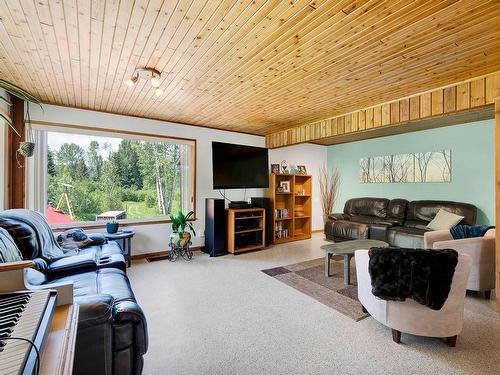 5305 Clearwater Valley Rd, Clearwater, BC - Indoor Photo Showing Living Room