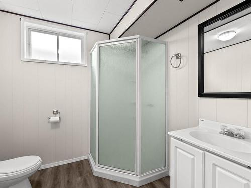 2450 Fleetwood Ave, Kamloops, BC - Indoor Photo Showing Bathroom