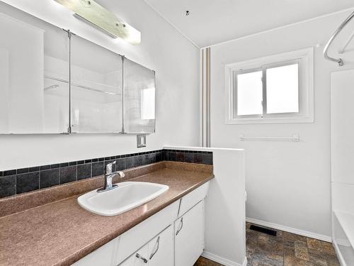 2450 Fleetwood Ave, Kamloops, BC - Indoor Photo Showing Bathroom