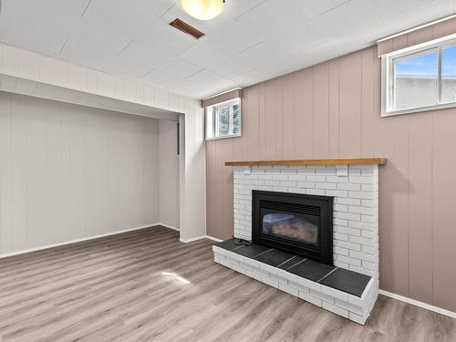 2450 Fleetwood Ave, Kamloops, BC - Indoor Photo Showing Living Room With Fireplace