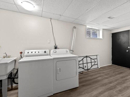 2450 Fleetwood Ave, Kamloops, BC - Indoor Photo Showing Laundry Room