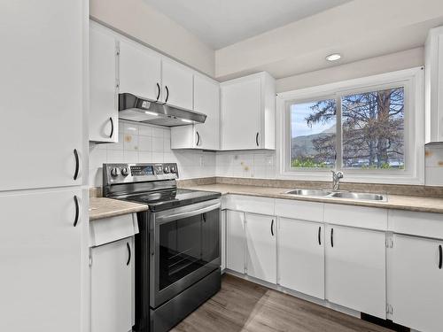 2450 Fleetwood Ave, Kamloops, BC - Indoor Photo Showing Kitchen With Double Sink