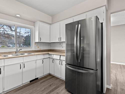 2450 Fleetwood Ave, Kamloops, BC - Indoor Photo Showing Kitchen With Double Sink