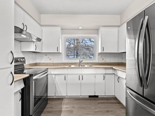 2450 Fleetwood Ave, Kamloops, BC - Indoor Photo Showing Kitchen With Stainless Steel Kitchen With Double Sink