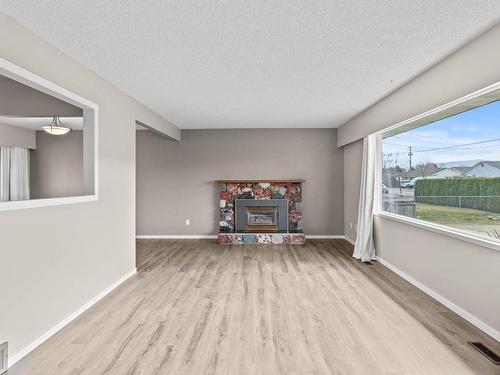 2450 Fleetwood Ave, Kamloops, BC - Indoor Photo Showing Living Room With Fireplace