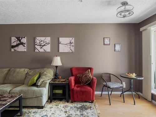 308-689 Bay St, Victoria, BC - Indoor Photo Showing Living Room