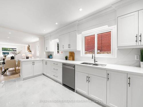 55 Chipwood Cres, Toronto, ON - Indoor Photo Showing Kitchen