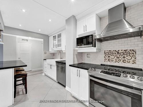 Ph04-812 Burnhamthorpe Rd, Toronto, ON - Indoor Photo Showing Kitchen