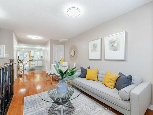 15-1128 Dundas St W, Mississauga, ON - Indoor Photo Showing Living Room