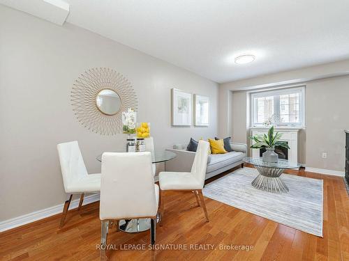 15-1128 Dundas St W, Mississauga, ON - Indoor Photo Showing Living Room