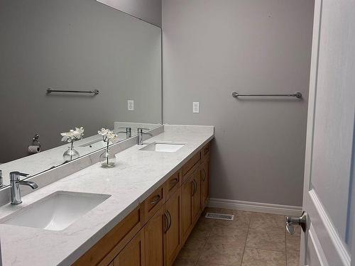 152 Central Ave, Grimsby, ON - Indoor Photo Showing Bathroom