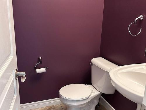 152 Central Ave, Grimsby, ON - Indoor Photo Showing Bathroom