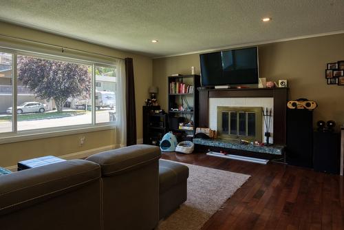 150 Bracewell Drive, Penticton, BC - Indoor Photo Showing Living Room With Fireplace