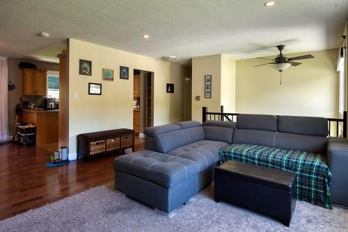 150 Bracewell Drive, Penticton, BC - Indoor Photo Showing Living Room