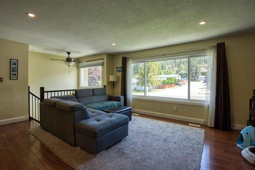 150 Bracewell Drive, Penticton, BC - Indoor Photo Showing Living Room