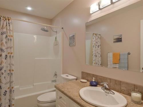 203 Biggar Road, Kelowna, BC - Indoor Photo Showing Bathroom