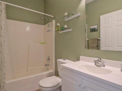 203 Biggar Road, Kelowna, BC - Indoor Photo Showing Bathroom