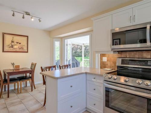 203 Biggar Road, Kelowna, BC - Indoor Photo Showing Kitchen