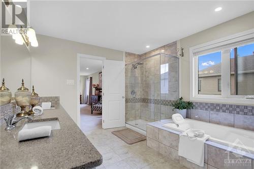 Beautiful tub and glass shower - 915 Guinness Crescent, Ottawa, ON - Indoor Photo Showing Bathroom