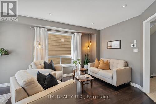 1299 Gyatt Crescent, Oshawa, ON - Indoor Photo Showing Living Room