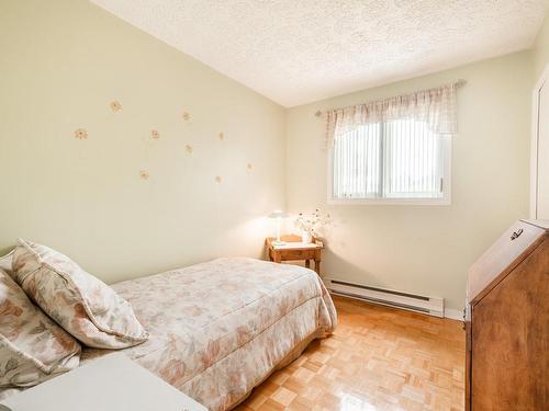 Chambre Ã Â coucher - 3756 Rue Paquette, Longueuil (Saint-Hubert), QC - Indoor Photo Showing Bedroom