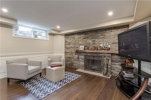 675 North Shore Boulevard E, Burlington, ON - Indoor Photo Showing Living Room With Fireplace