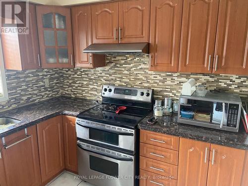 697 Dolly Bird Lane, Mississauga, ON - Indoor Photo Showing Kitchen