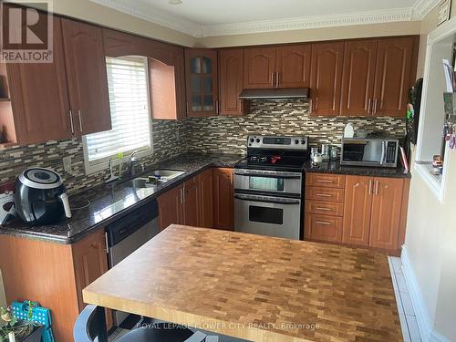 697 Dolly Bird Lane, Mississauga, ON - Indoor Photo Showing Kitchen