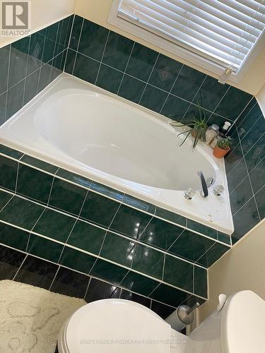 697 Dolly Bird Lane, Mississauga, ON - Indoor Photo Showing Bathroom