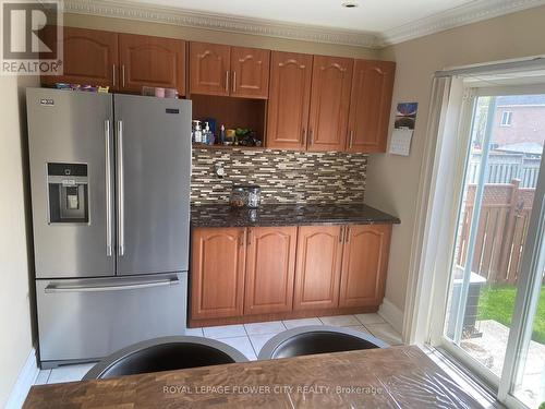 697 Dolly Bird Lane, Mississauga, ON - Indoor Photo Showing Kitchen