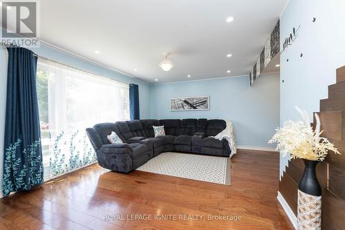 3421 Fellmore Drive, Mississauga, ON - Indoor Photo Showing Living Room