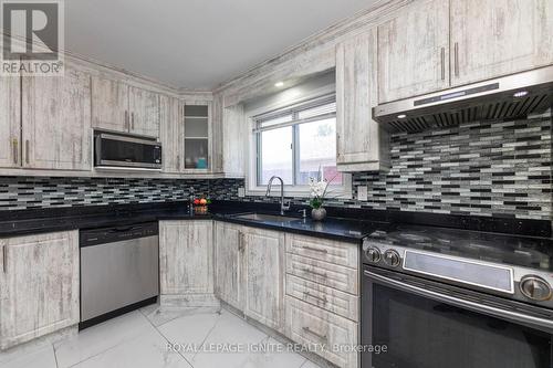 3421 Fellmore Drive, Mississauga, ON - Indoor Photo Showing Kitchen