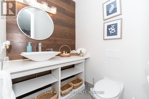 202 Townsend Avenue S, Burlington, ON - Indoor Photo Showing Bathroom