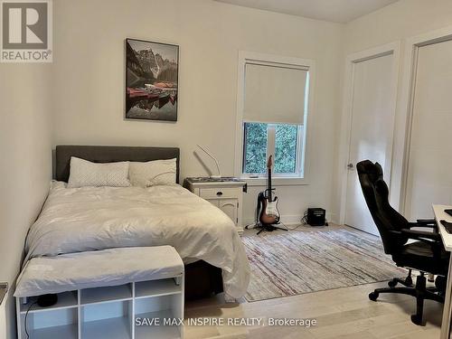 202 Townsend Avenue S, Burlington, ON - Indoor Photo Showing Bedroom