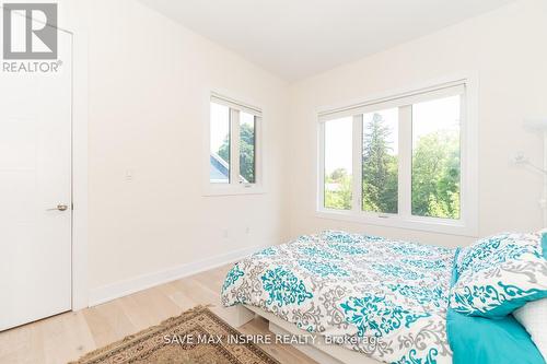 202 Townsend Avenue S, Burlington, ON - Indoor Photo Showing Bedroom