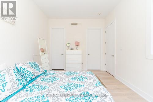 202 Townsend Avenue S, Burlington, ON - Indoor Photo Showing Bedroom