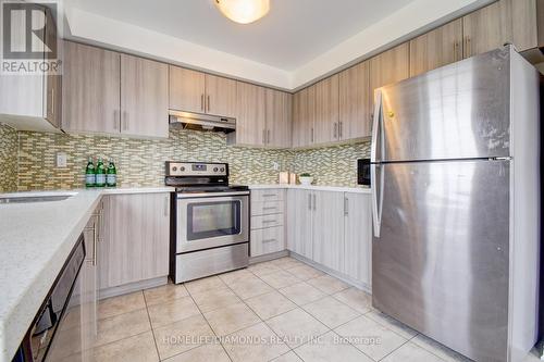 2450 Bromus Path, Oshawa, ON - Indoor Photo Showing Kitchen With Upgraded Kitchen