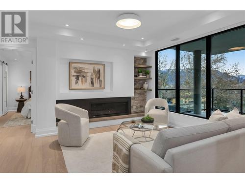 450 Groves Avenue Unit# 302, Kelowna, BC - Indoor Photo Showing Living Room With Fireplace